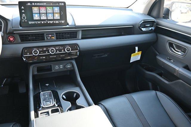 Photo of 2025 Platinum White Pearl Honda Pilot