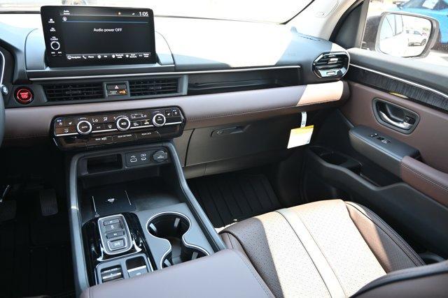 Photo of 2025 Platinum White Pearl Honda Pilot