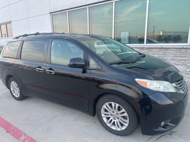 Photo of 2015 Attitude Black Toyota Sienna