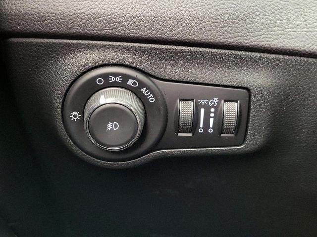 Photo of 2018 White Jeep Compass