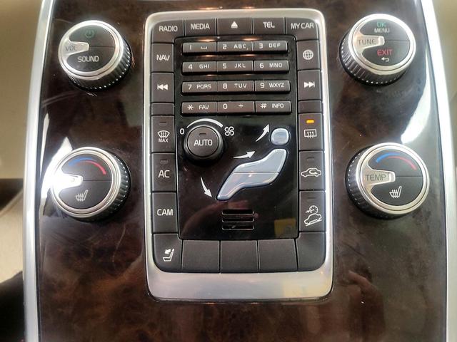Photo of 2016 Gold Volvo XC70