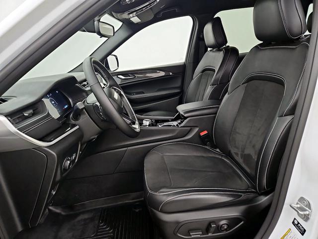 Photo of 2022 White Jeep Grand Cherokee