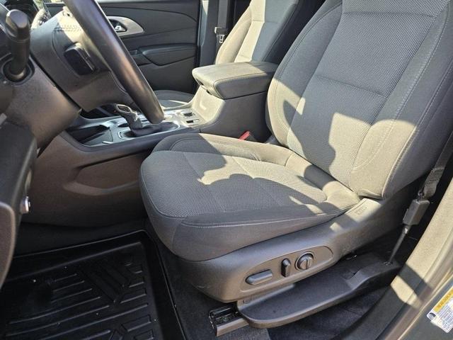 Photo of 2022 Silver Sage Metallic Chevrolet Traverse