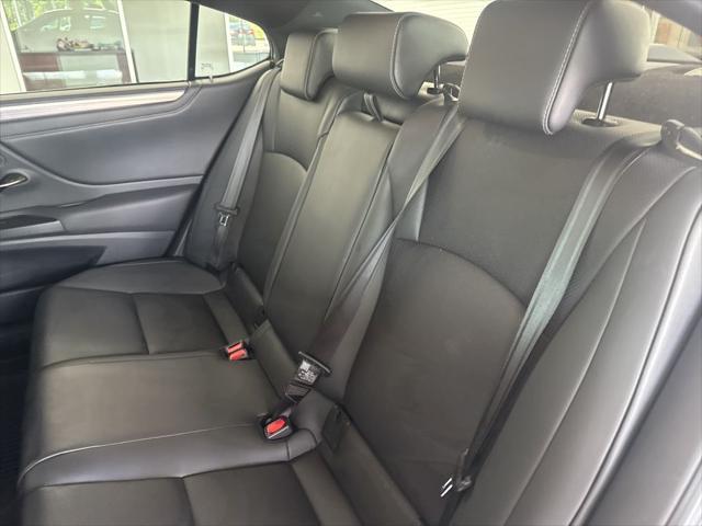Photo of 2019 Atomic Silver Lexus ES 350