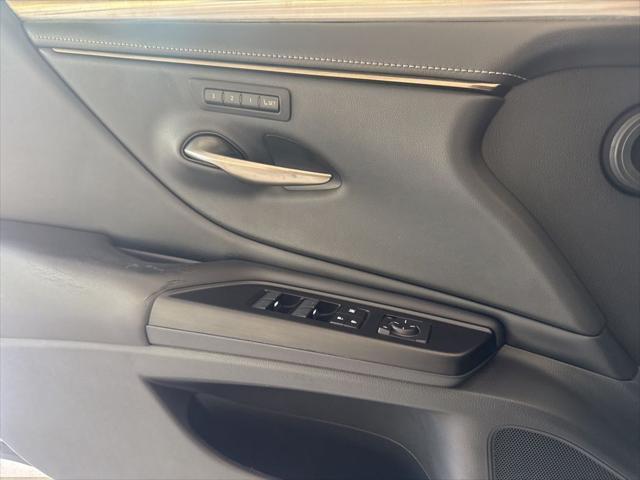 Photo of 2019 Atomic Silver Lexus ES 350