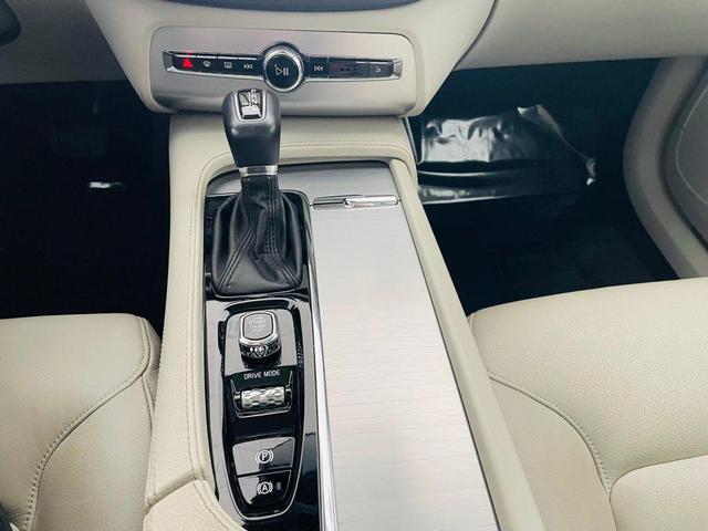 Photo of 2018 Luminous Sand Metallic Volvo XC90