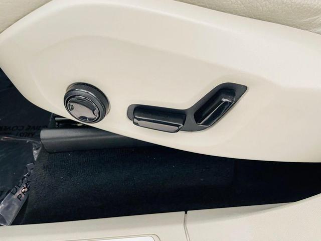 Photo of 2018 Luminous Sand Metallic Volvo XC90