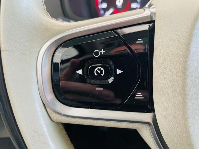 Photo of 2018 Luminous Sand Metallic Volvo XC90