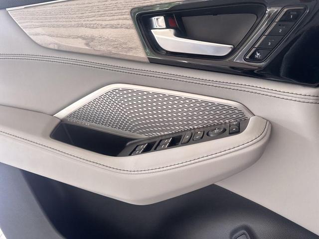 Photo of 2023 Lunar Silver Metallic Acura MDX