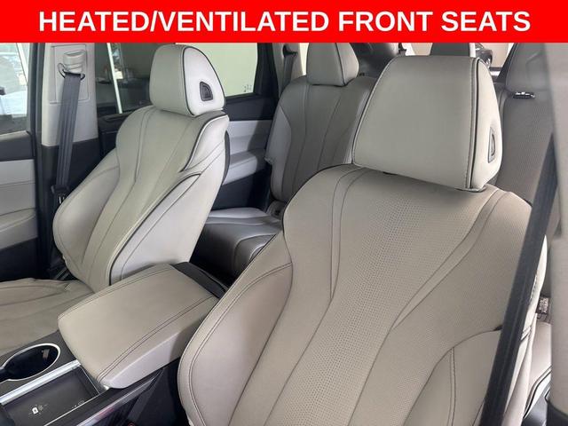 Photo of 2023 Lunar Silver Metallic Acura MDX