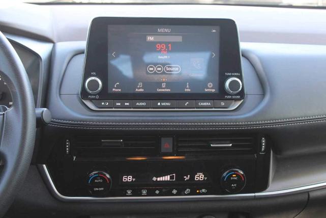Photo of 2021 White Nissan Rogue