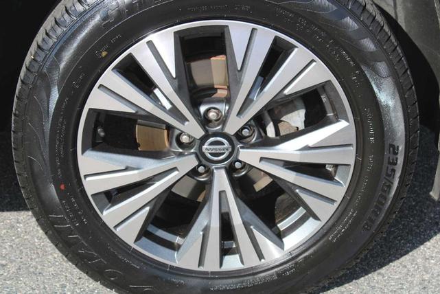 Photo of 2021 White Nissan Rogue