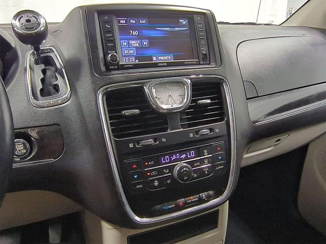 Photo of 2016 Brilliant Black Crystal Pearlcoat Chrysler Town & Country