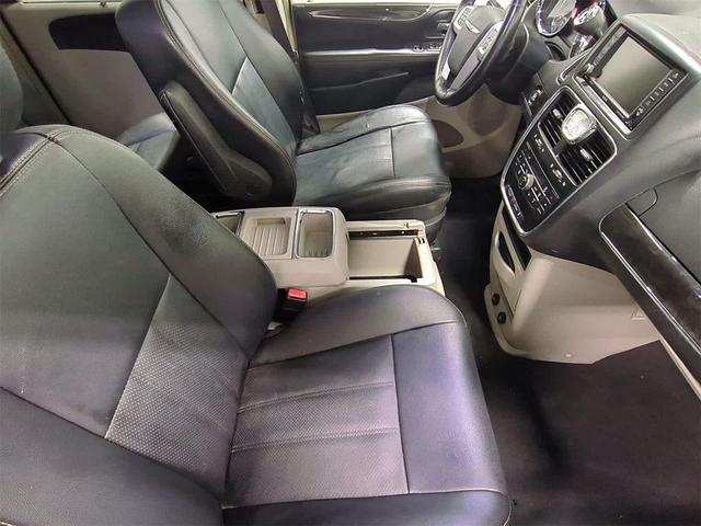 Photo of 2016 Brilliant Black Crystal Pearlcoat Chrysler Town & Country