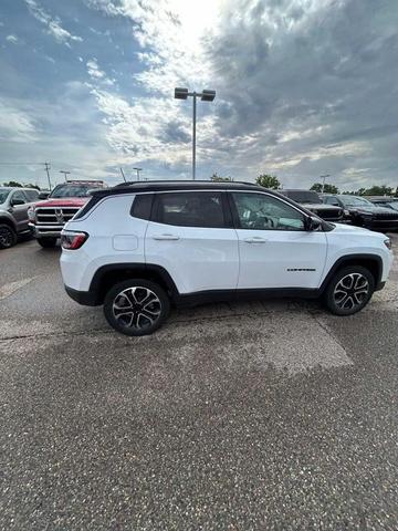 Photo of 2022 Bright White Clearcoat Jeep Compass