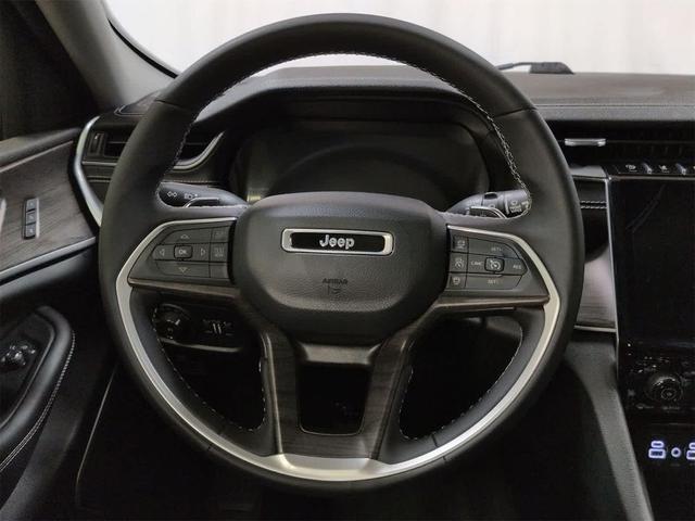 Photo of 2023 Diamond Black Crystal Pearlcoat Jeep Grand Cherokee