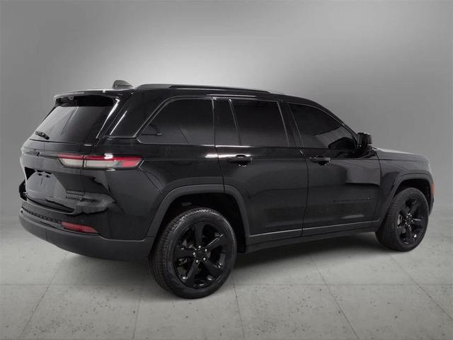Photo of 2023 Diamond Black Crystal Pearlcoat Jeep Grand Cherokee