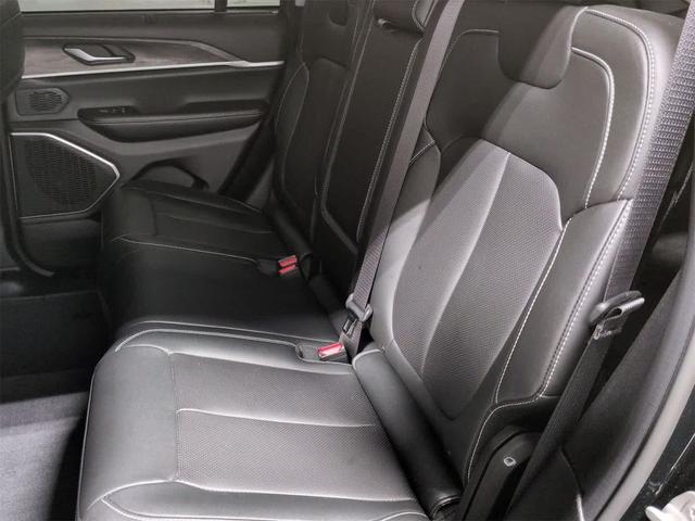 Photo of 2023 Diamond Black Crystal Pearlcoat Jeep Grand Cherokee