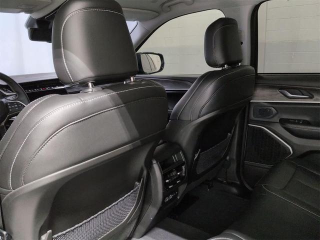 Photo of 2023 Diamond Black Crystal Pearlcoat Jeep Grand Cherokee
