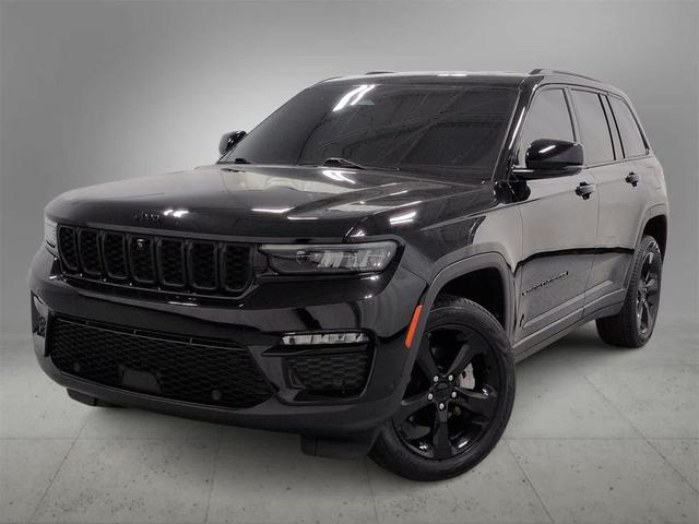 Photo of 2023 Diamond Black Crystal Pearlcoat Jeep Grand Cherokee