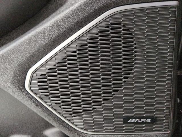 Photo of 2023 Diamond Black Crystal Pearlcoat Jeep Grand Cherokee
