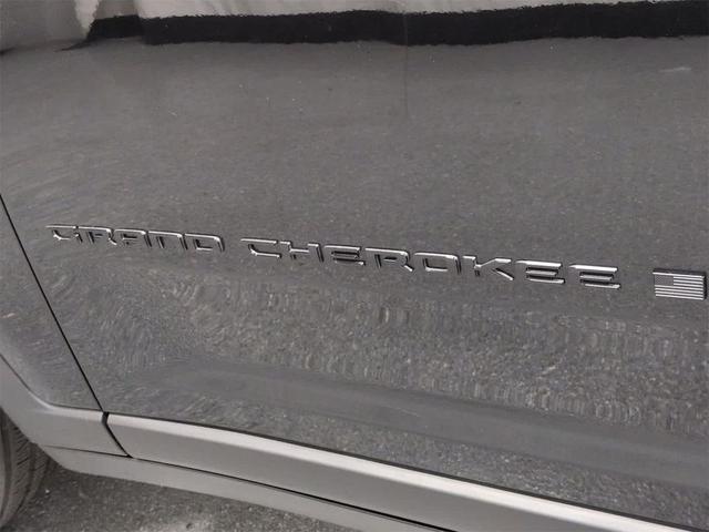 Photo of 2023 Diamond Black Crystal Pearlcoat Jeep Grand Cherokee