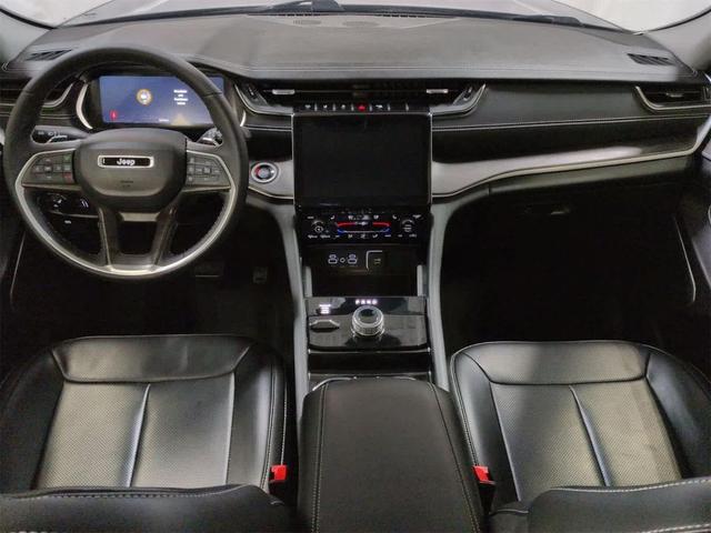 Photo of 2023 Diamond Black Crystal Pearlcoat Jeep Grand Cherokee
