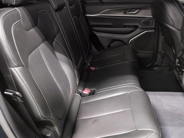 Photo of 2023 Diamond Black Crystal Pearlcoat Jeep Grand Cherokee