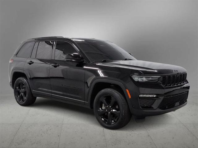 Photo of 2023 Diamond Black Crystal Pearlcoat Jeep Grand Cherokee