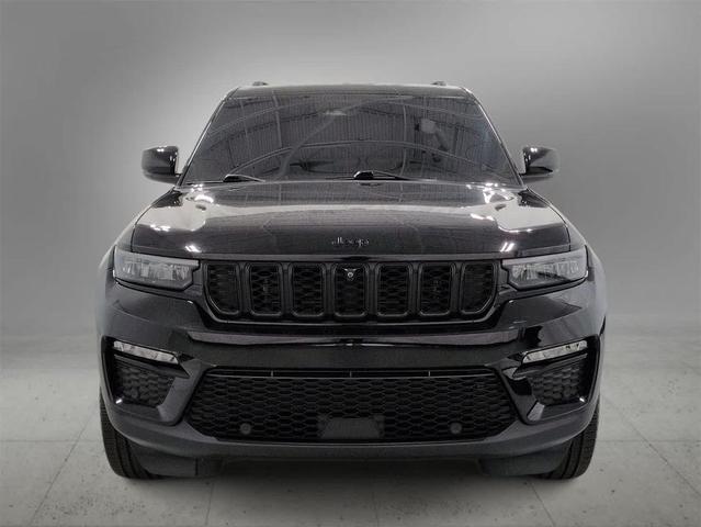 Photo of 2023 Diamond Black Crystal Pearlcoat Jeep Grand Cherokee