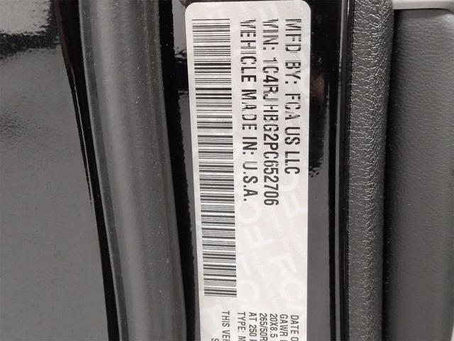 Photo of 2023 Diamond Black Crystal Pearlcoat Jeep Grand Cherokee