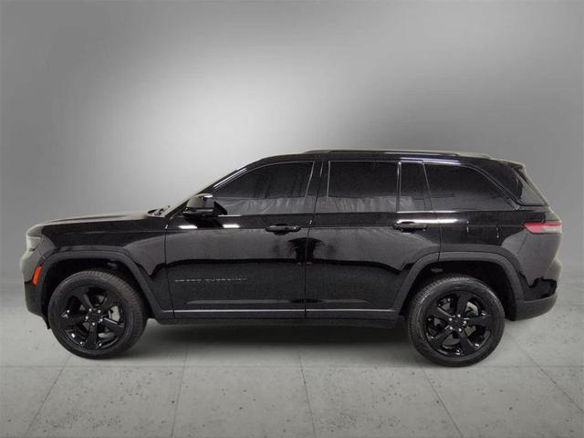 Photo of 2023 Diamond Black Crystal Pearlcoat Jeep Grand Cherokee