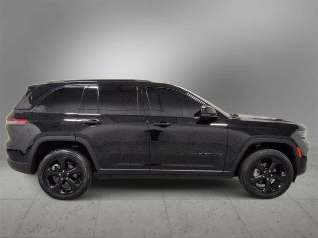 Photo of 2023 Diamond Black Crystal Pearlcoat Jeep Grand Cherokee