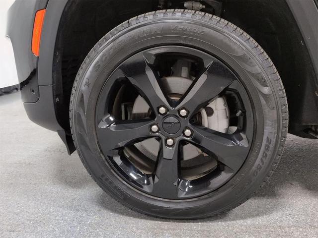 Photo of 2023 Diamond Black Crystal Pearlcoat Jeep Grand Cherokee