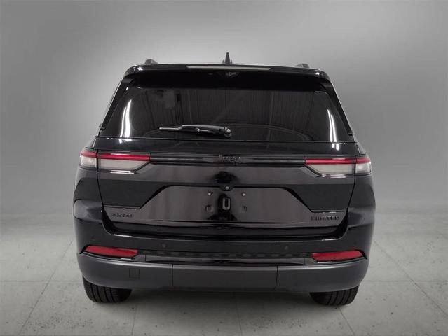 Photo of 2023 Diamond Black Crystal Pearlcoat Jeep Grand Cherokee