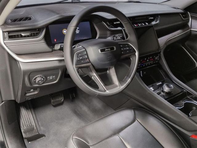 Photo of 2023 Diamond Black Crystal Pearlcoat Jeep Grand Cherokee
