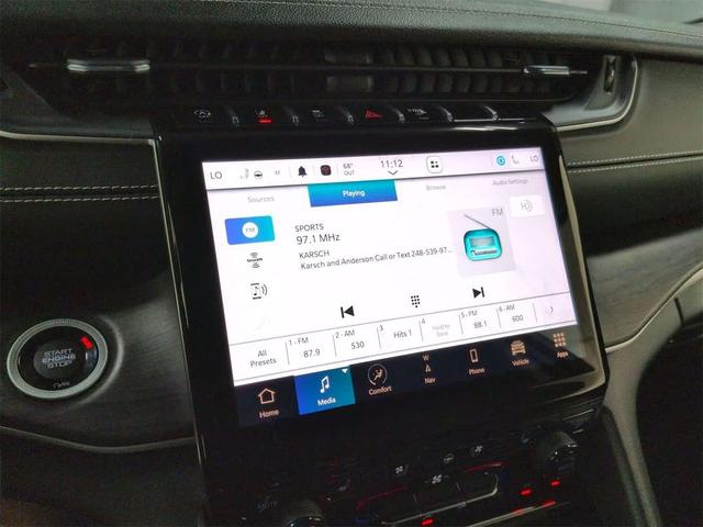 Photo of 2023 Diamond Black Crystal Pearlcoat Jeep Grand Cherokee
