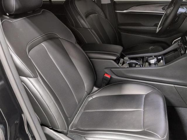 Photo of 2023 Diamond Black Crystal Pearlcoat Jeep Grand Cherokee