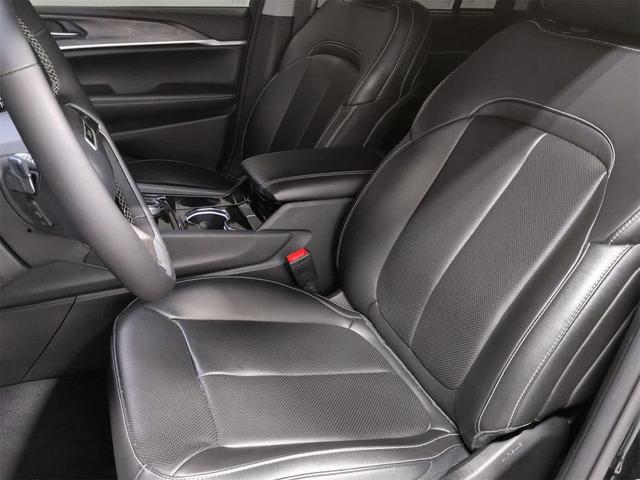 Photo of 2023 Diamond Black Crystal Pearlcoat Jeep Grand Cherokee