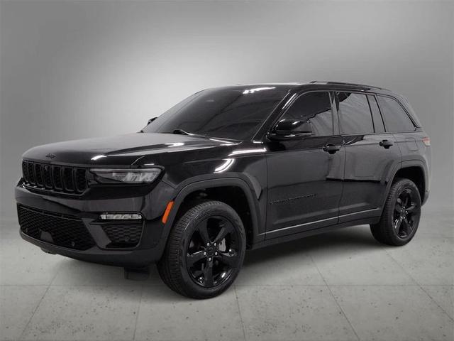 Photo of 2023 Diamond Black Crystal Pearlcoat Jeep Grand Cherokee