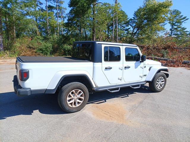 Photo of 2023 Bright White Clearcoat Jeep Gladiator