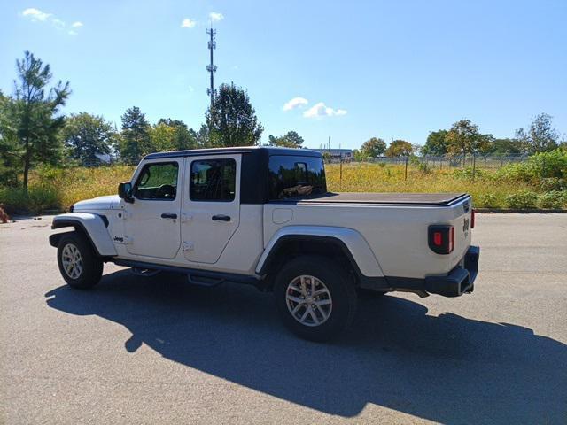 Photo of 2023 Bright White Clearcoat Jeep Gladiator