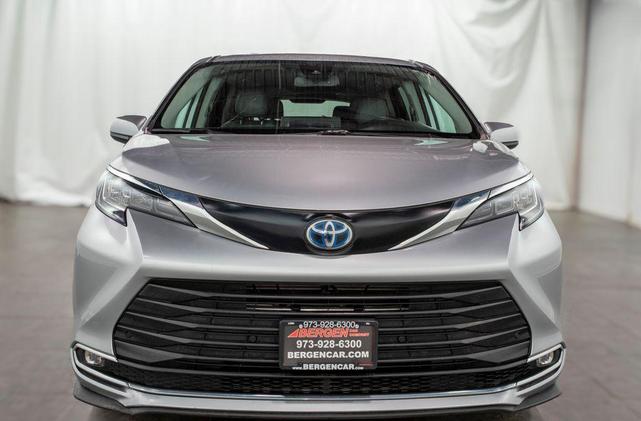 Photo of 2023 Celestial Silver Metallic Toyota Sienna
