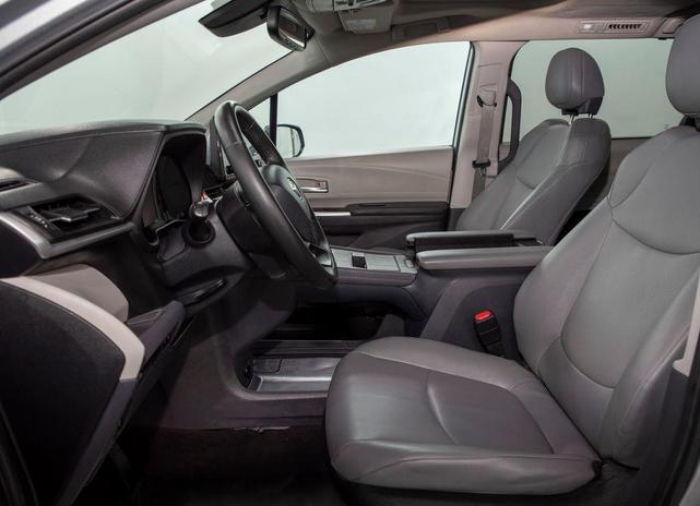 Photo of 2023 Celestial Silver Metallic Toyota Sienna