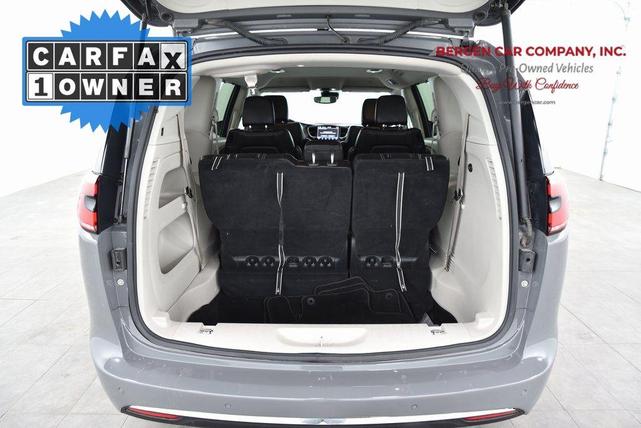 Photo of 2023 Ceramic Gray Clearcoat Chrysler Pacifica