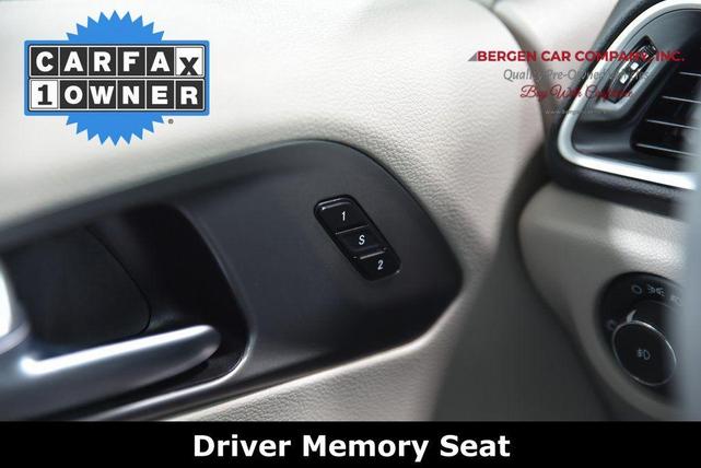 Photo of 2023 Ceramic Gray Clearcoat Chrysler Pacifica