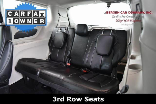 Photo of 2023 Ceramic Gray Clearcoat Chrysler Pacifica