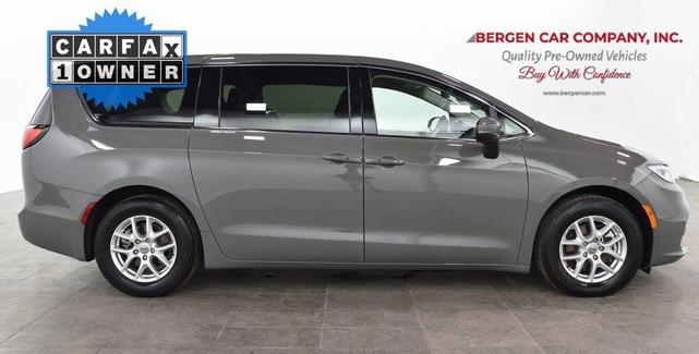 Photo of 2023 Ceramic Gray Clearcoat Chrysler Pacifica