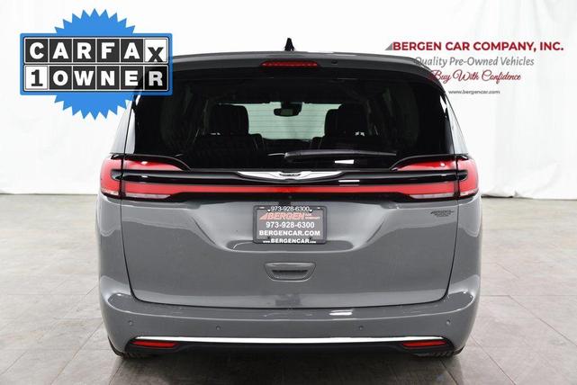 Photo of 2023 Ceramic Gray Clearcoat Chrysler Pacifica
