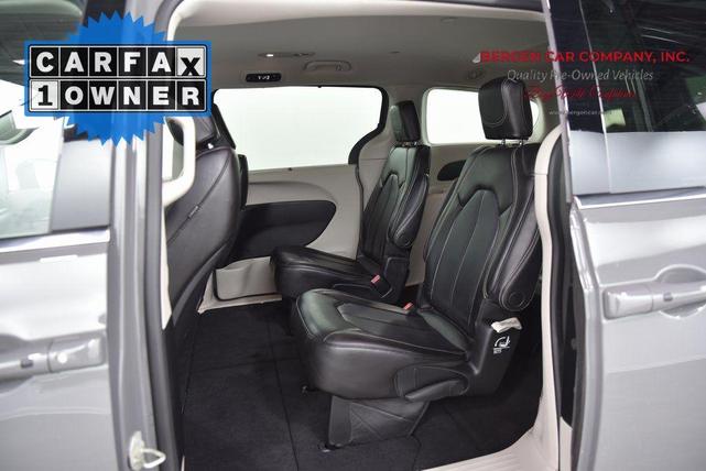 Photo of 2023 Ceramic Gray Clearcoat Chrysler Pacifica